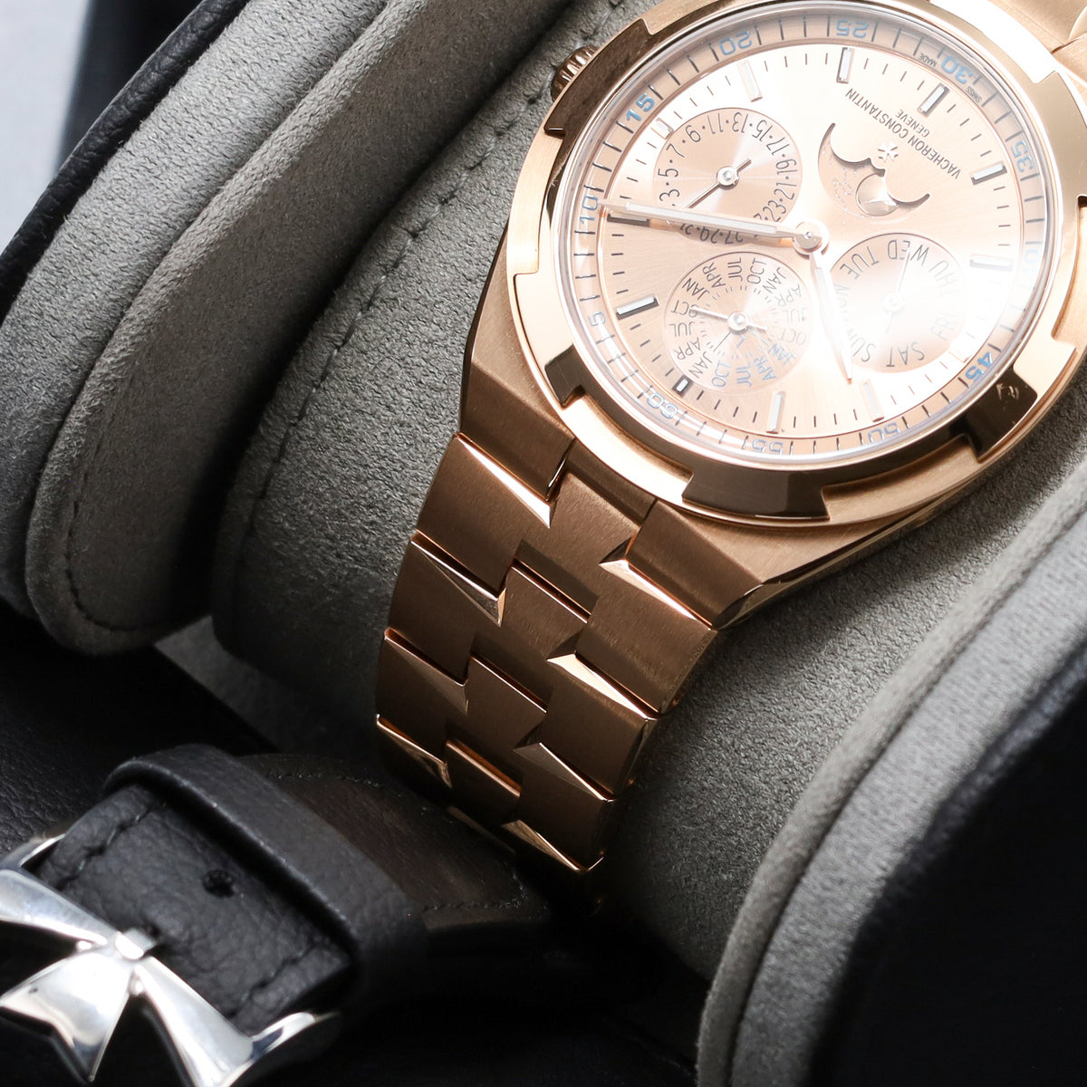 Vacheron Constantin Overseas 2025 Complete 41.5mm 18k Rose Gold Case Champagne Dial 18k Rose Gold Bezel 18k Rose Gold Bracelet 4300V