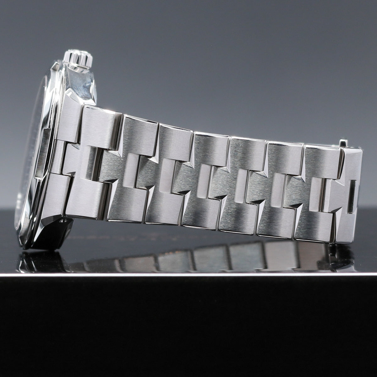 Vacheron Constantin Complete 2021 Stainless Steel Blue Sunburst Steel Maltese Cross-Inspired Bezel Stainless Steel Integrated Bracelet 4500V