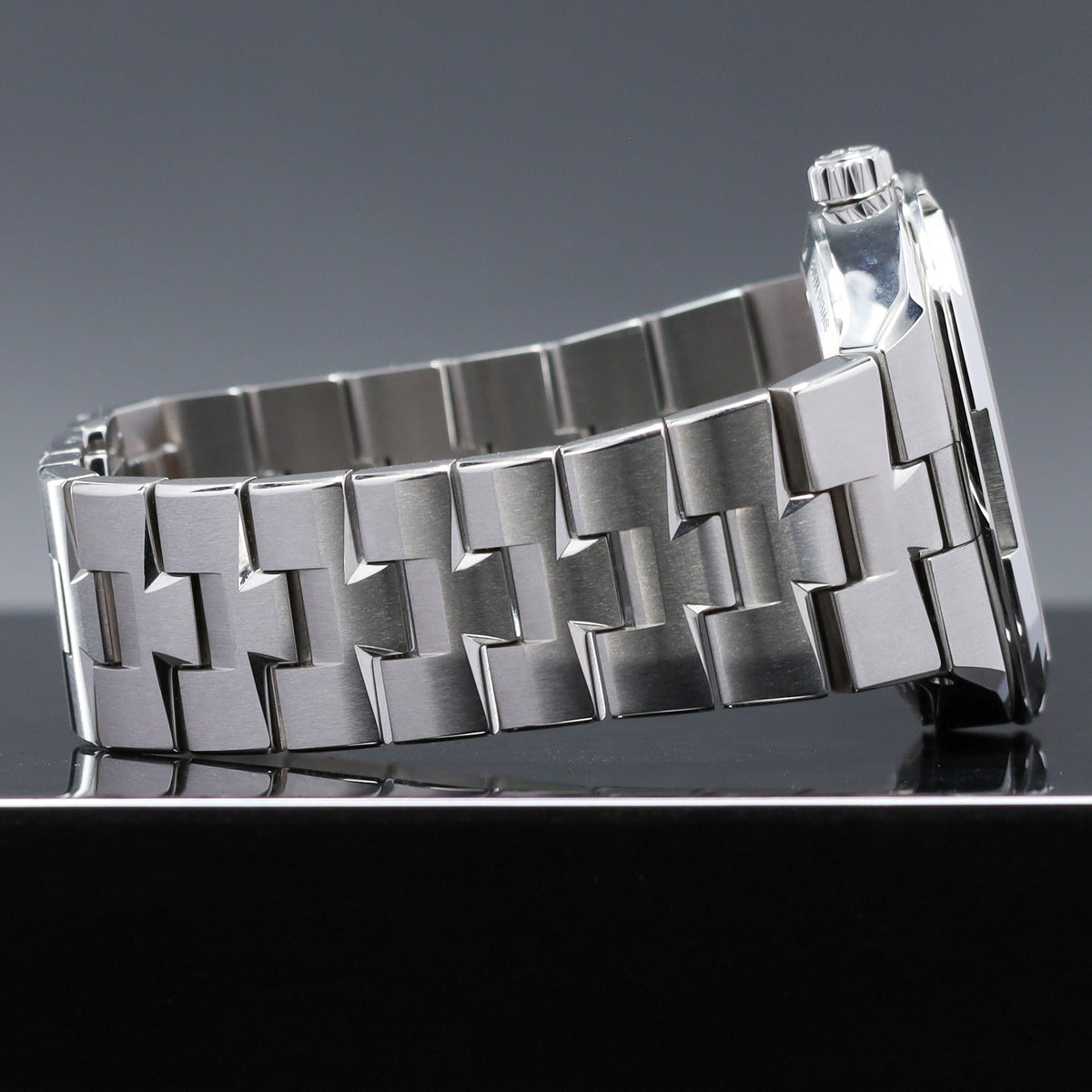 Vacheron Constantin Complete 2021 Stainless Steel Blue Sunburst Steel Maltese Cross-Inspired Bezel Stainless Steel Integrated Bracelet 4500V