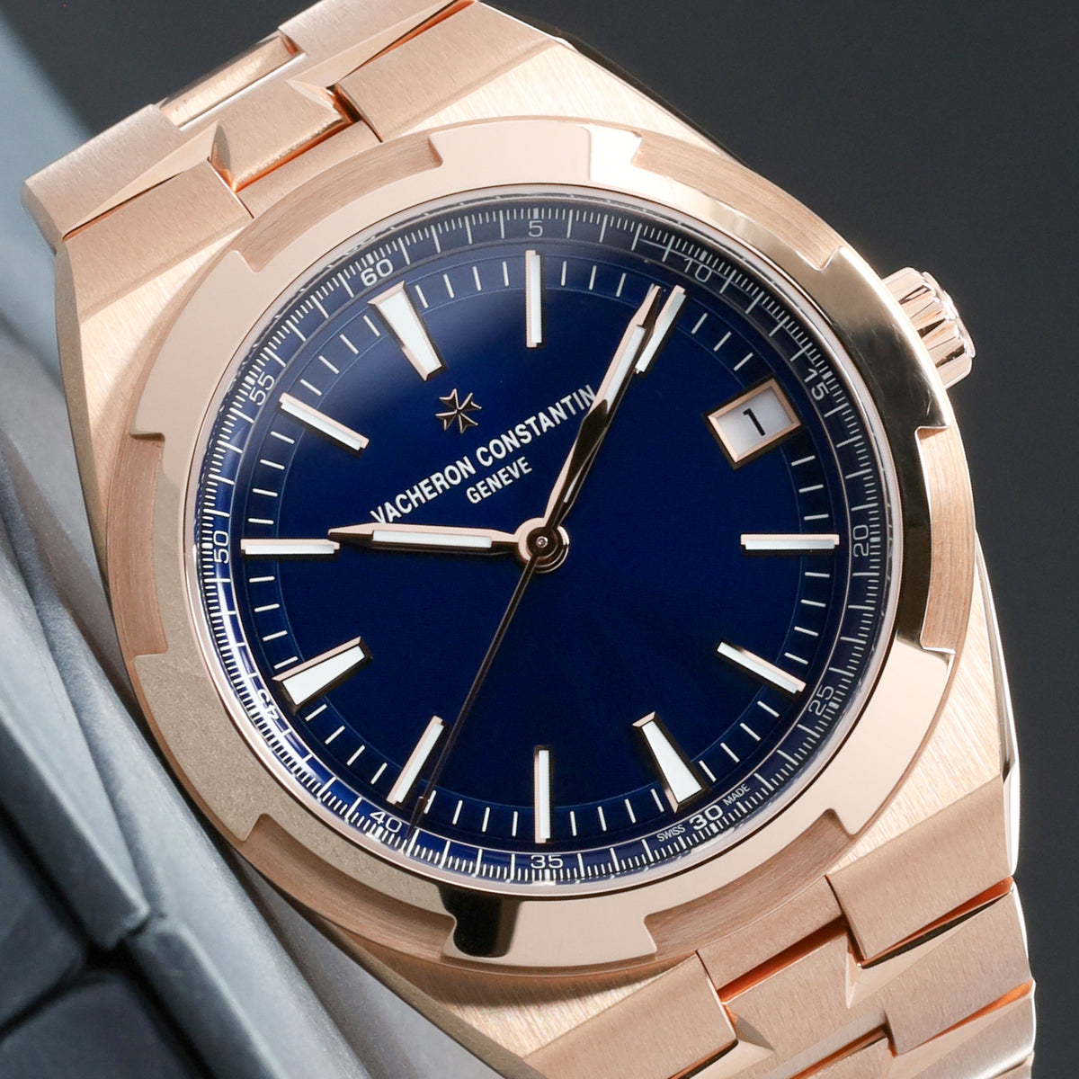 Vacheron Constantin Overseas 2026 Complete 41mm 18k Rose Gold Blue Dial 18k Rose Gold Six-Sided Bezel 18k Rose Gold Bracelet with Folding Clasp 4520V