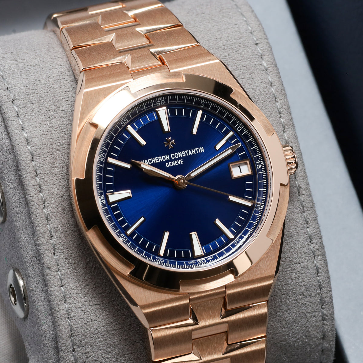 Vacheron Constantin Overseas 2026 Complete 41mm 18k Rose Gold Blue Dial 18k Rose Gold Six-Sided Bezel 18k Rose Gold Bracelet with Folding Clasp 4520V