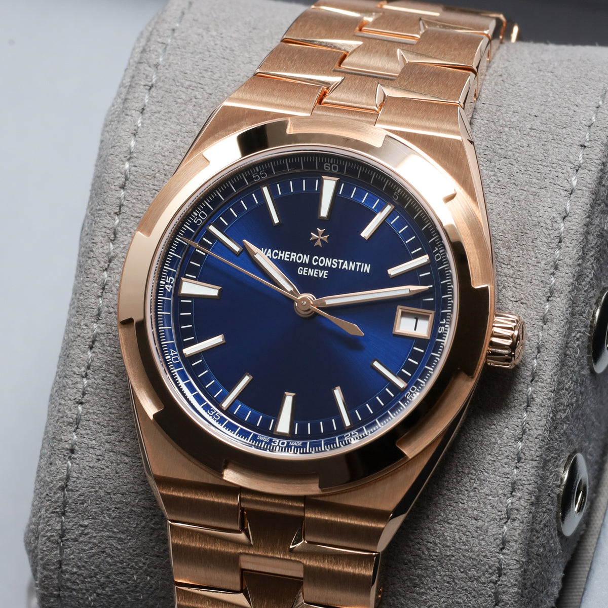 Vacheron Constantin Overseas 2026 Complete 41mm 18k Rose Gold Blue Dial 18k Rose Gold Six-Sided Bezel 18k Rose Gold Bracelet with Folding Clasp 4520V