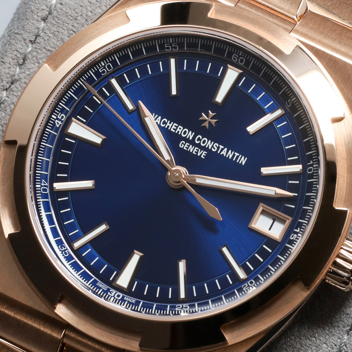 Vacheron Constantin Overseas 2026 Complete 41mm 18k Rose Gold Blue Dial 18k Rose Gold Six-Sided Bezel 18k Rose Gold Bracelet with Folding Clasp 4520V