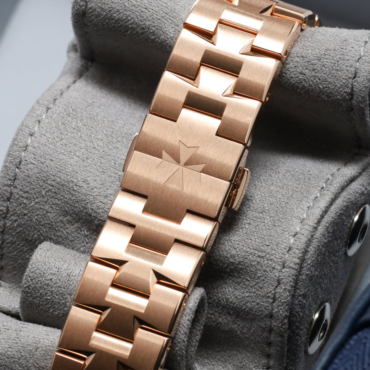 Vacheron Constantin Overseas 2026 Complete 41mm 18k Rose Gold Blue Dial 18k Rose Gold Six-Sided Bezel 18k Rose Gold Bracelet with Folding Clasp 4520V