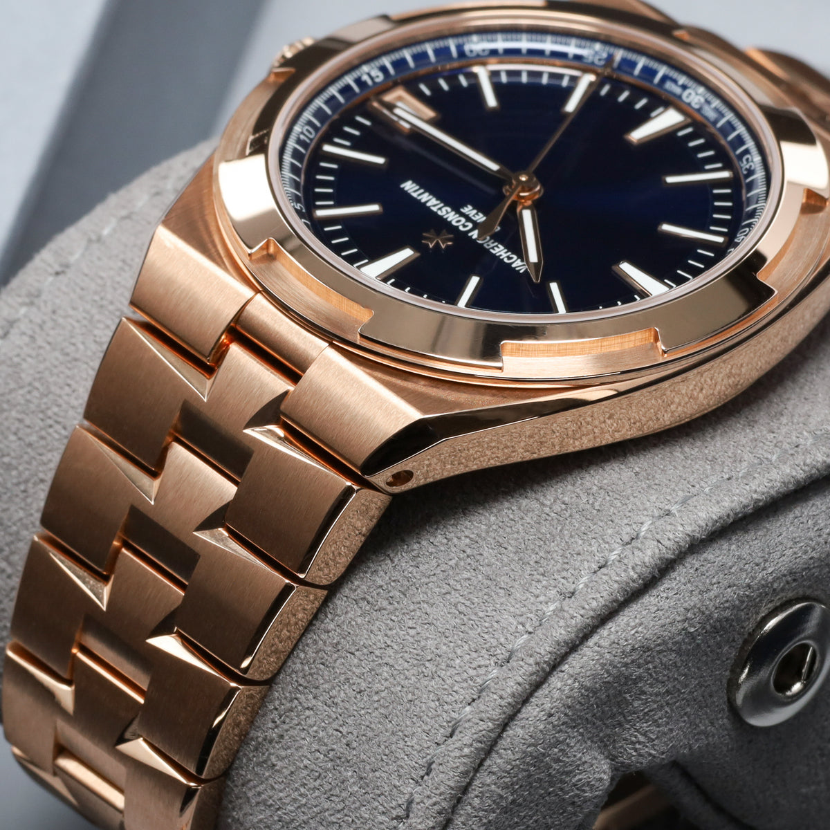 Vacheron Constantin Overseas 2026 Complete 41mm 18k Rose Gold Blue Dial 18k Rose Gold Six-Sided Bezel 18k Rose Gold Bracelet with Folding Clasp 4520V