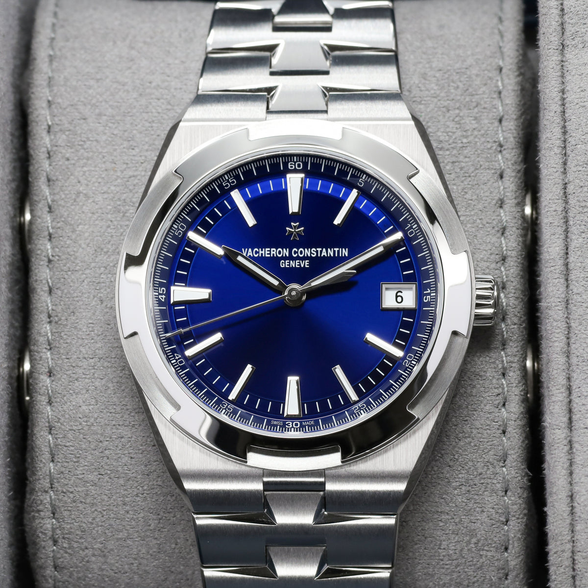 Vacheron Constantin Overseas  2026 Complete 41mm  Stainless Steel Blue Dial Stainless Steel Maltese Cross-Inspired Bezel Stainless Steel Bracelet with Interchangeable Strap Options 4520V