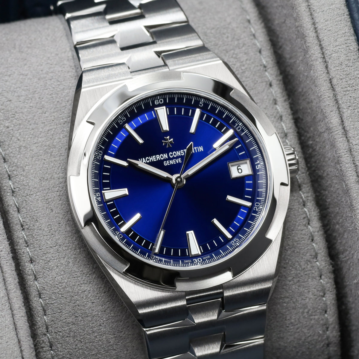 Vacheron Constantin Overseas  2026 Complete 41mm  Stainless Steel Blue Dial Stainless Steel Maltese Cross-Inspired Bezel Stainless Steel Bracelet with Interchangeable Strap Options 4520V