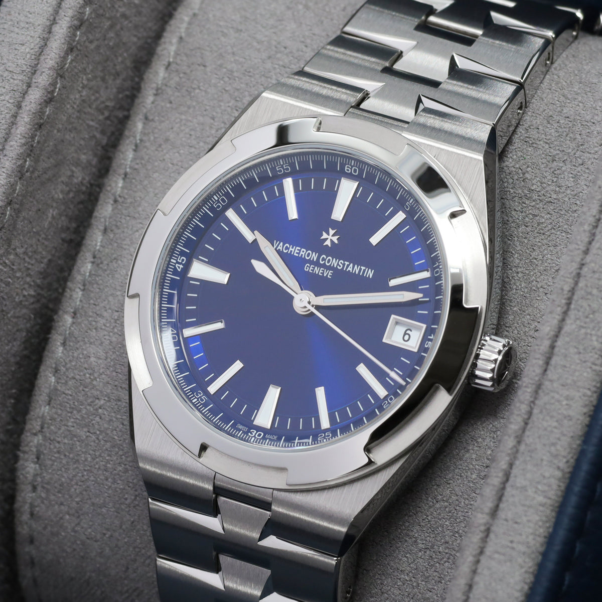 Vacheron Constantin Overseas  2026 Complete 41mm  Stainless Steel Blue Dial Stainless Steel Maltese Cross-Inspired Bezel Stainless Steel Bracelet with Interchangeable Strap Options 4520V