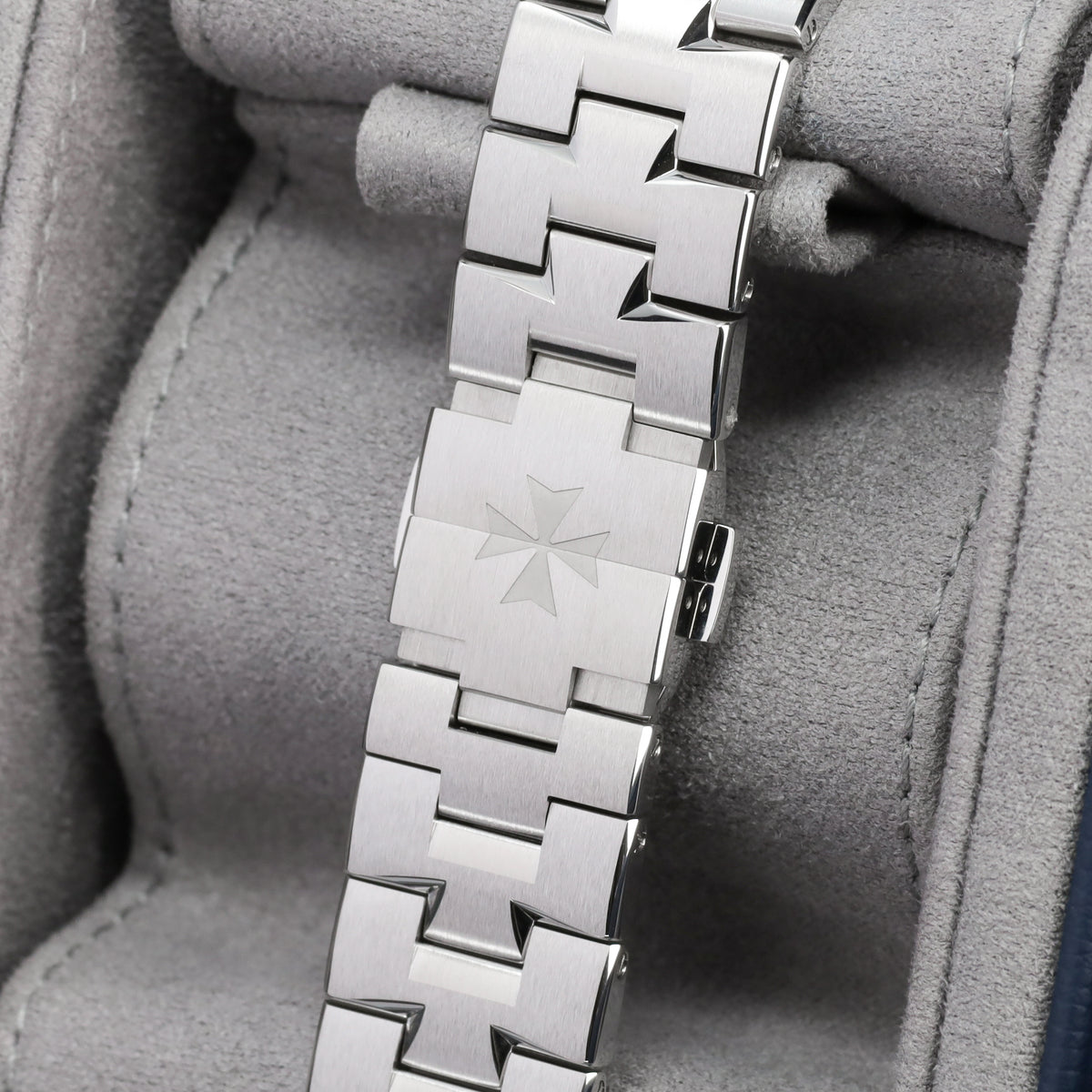 Vacheron Constantin Overseas  2026 Complete 41mm  Stainless Steel Blue Dial Stainless Steel Maltese Cross-Inspired Bezel Stainless Steel Bracelet with Interchangeable Strap Options 4520V