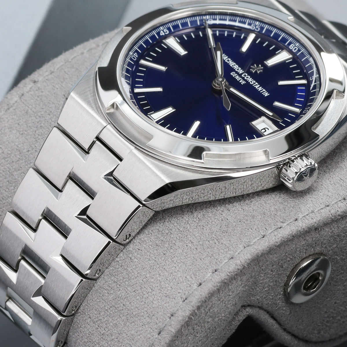 Vacheron Constantin Overseas  2026 Complete 41mm  Stainless Steel Blue Dial Stainless Steel Maltese Cross-Inspired Bezel Stainless Steel Bracelet with Interchangeable Strap Options 4520V