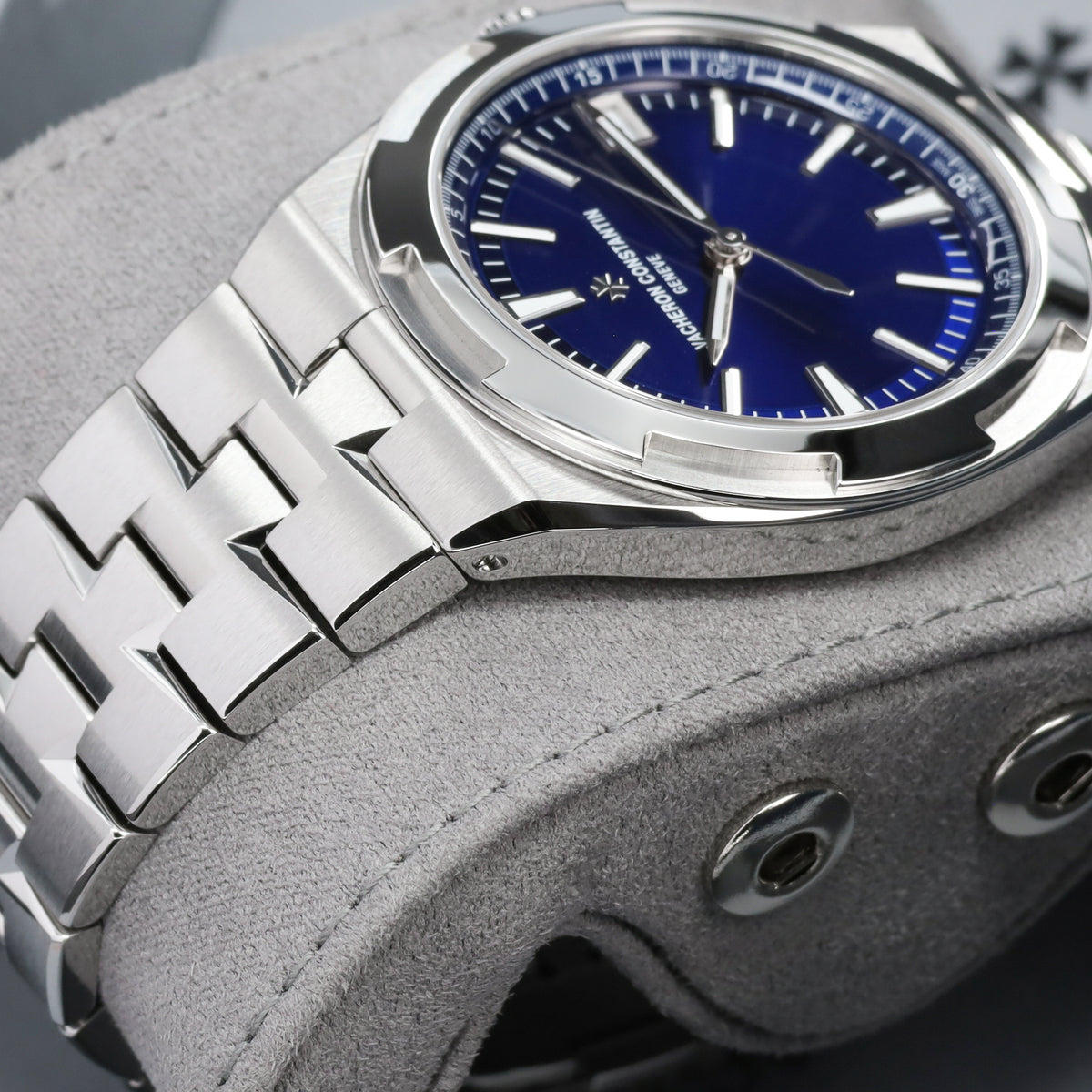 Vacheron Constantin Overseas  2026 Complete 41mm  Stainless Steel Blue Dial Stainless Steel Maltese Cross-Inspired Bezel Stainless Steel Bracelet with Interchangeable Strap Options 4520V