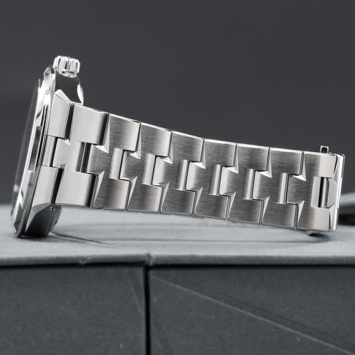 Vacheron Constantin Overseas 2025 Complete 41mm Stainless Steel Black Dial Stainless Steel Six-Sided Bezel Stainless Steel Integrated Bracelet with Triple-Blade Folding Clasp 4520V/210A-B483