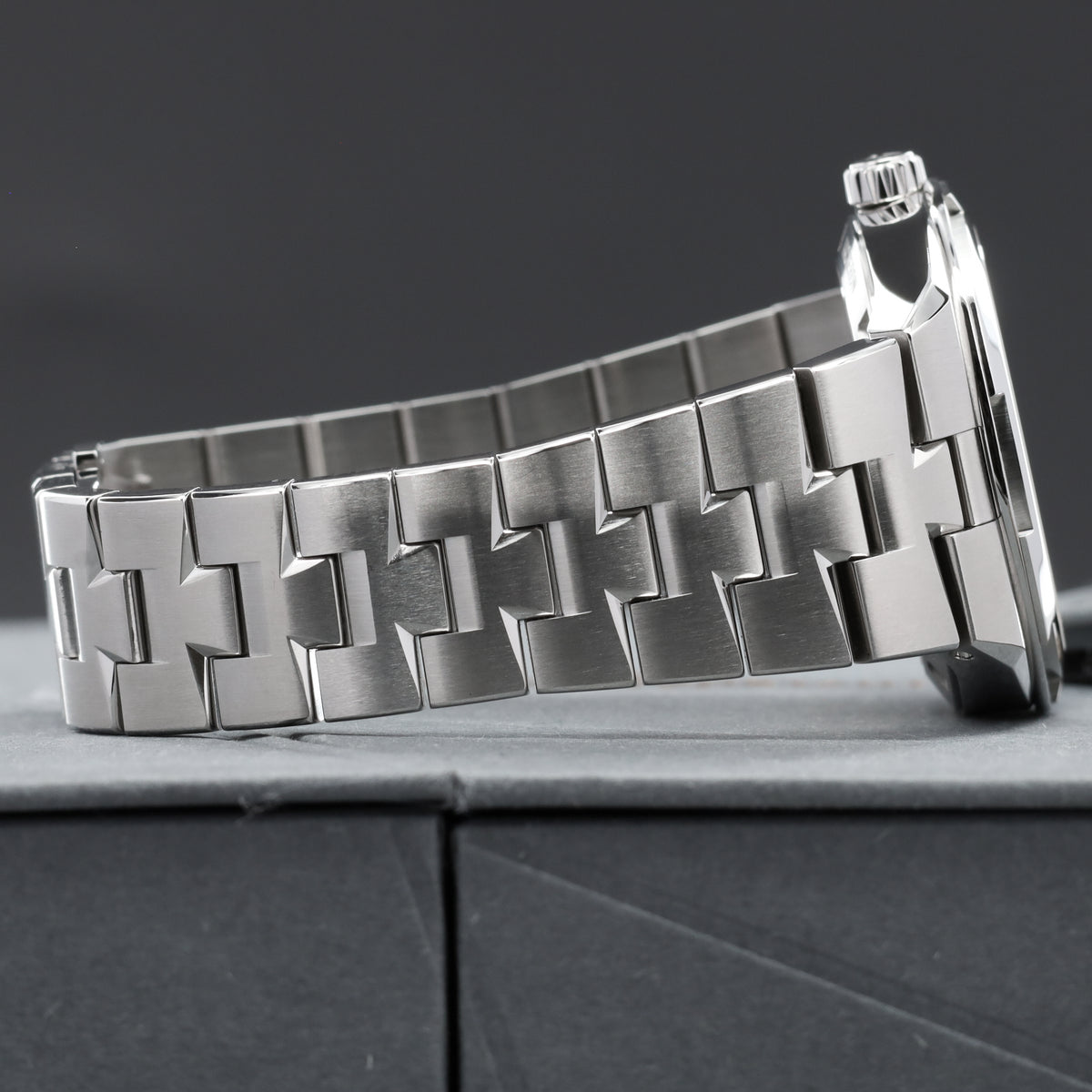 Vacheron Constantin Overseas 2025 Complete 41mm Stainless Steel Black Dial Stainless Steel Six-Sided Bezel Stainless Steel Integrated Bracelet with Triple-Blade Folding Clasp 4520V/210A-B483