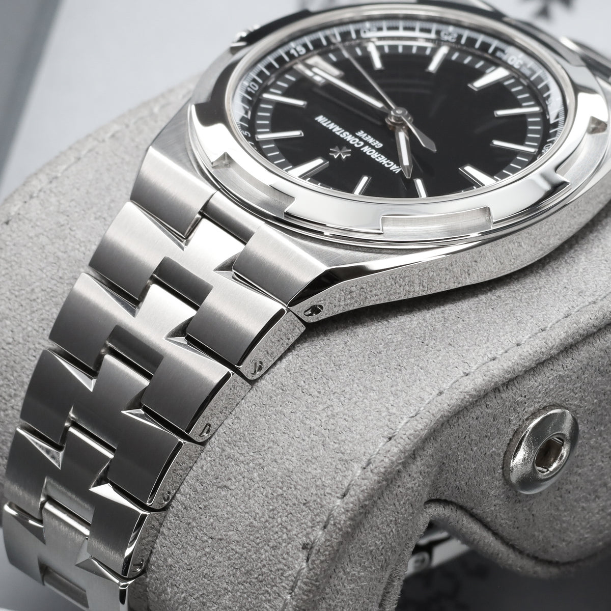 Vacheron Constantin Overseas 2025 Complete 41mm Stainless Steel Black Dial Stainless Steel Six-Sided Bezel Stainless Steel Integrated Bracelet with Triple-Blade Folding Clasp 4520V/210A-B483