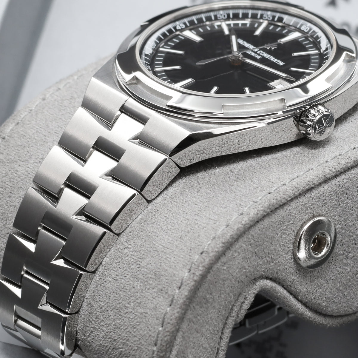 Vacheron Constantin Overseas 2025 Complete 41mm Stainless Steel Black Dial Stainless Steel Six-Sided Bezel Stainless Steel Integrated Bracelet with Triple-Blade Folding Clasp 4520V/210A-B483