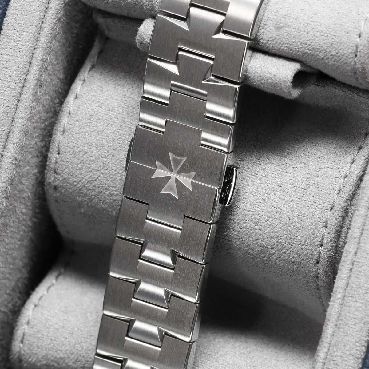 Vacheron Constantin Overseas 2025 Complete 41mm Stainless Steel Black Dial Stainless Steel Six-Sided Bezel Stainless Steel Integrated Bracelet with Triple-Blade Folding Clasp 4520V/210A-B483
