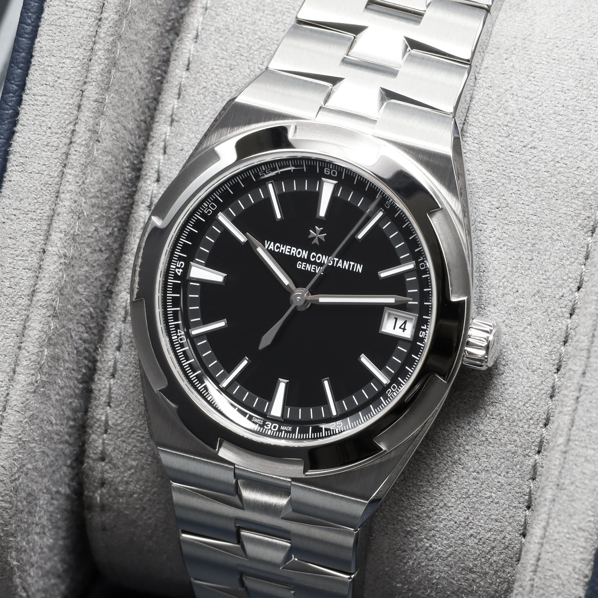 Vacheron Constantin Overseas 2025 Complete 41mm Stainless Steel Black Dial Stainless Steel Six-Sided Bezel Stainless Steel Integrated Bracelet with Triple-Blade Folding Clasp 4520V/210A-B483