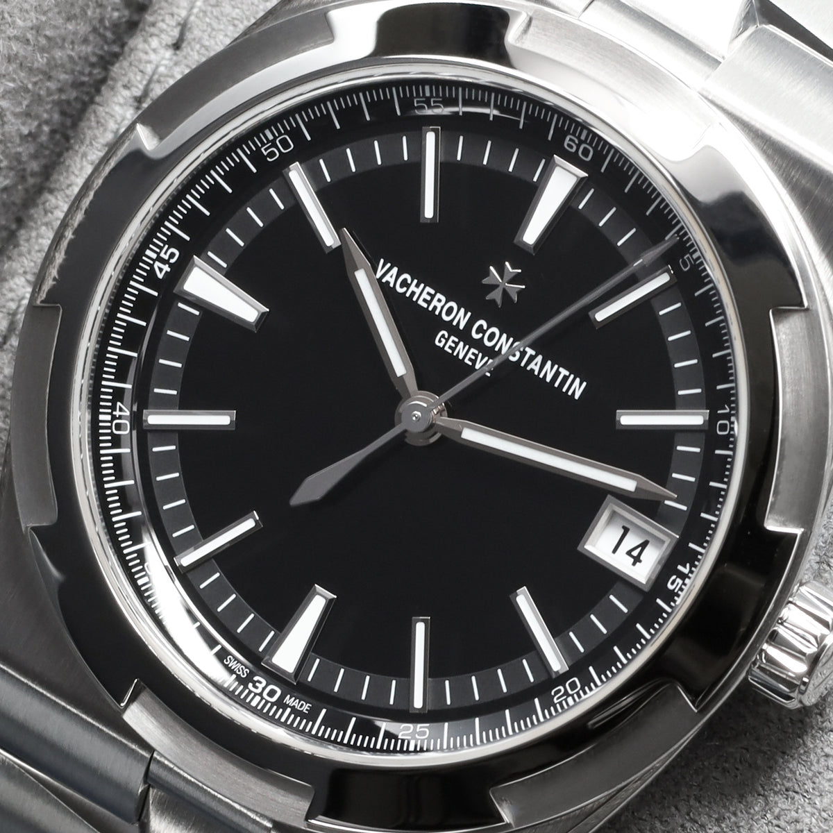 Vacheron Constantin Overseas 2025 Complete 41mm Stainless Steel Black Dial Stainless Steel Six-Sided Bezel Stainless Steel Integrated Bracelet with Triple-Blade Folding Clasp 4520V/210A-B483