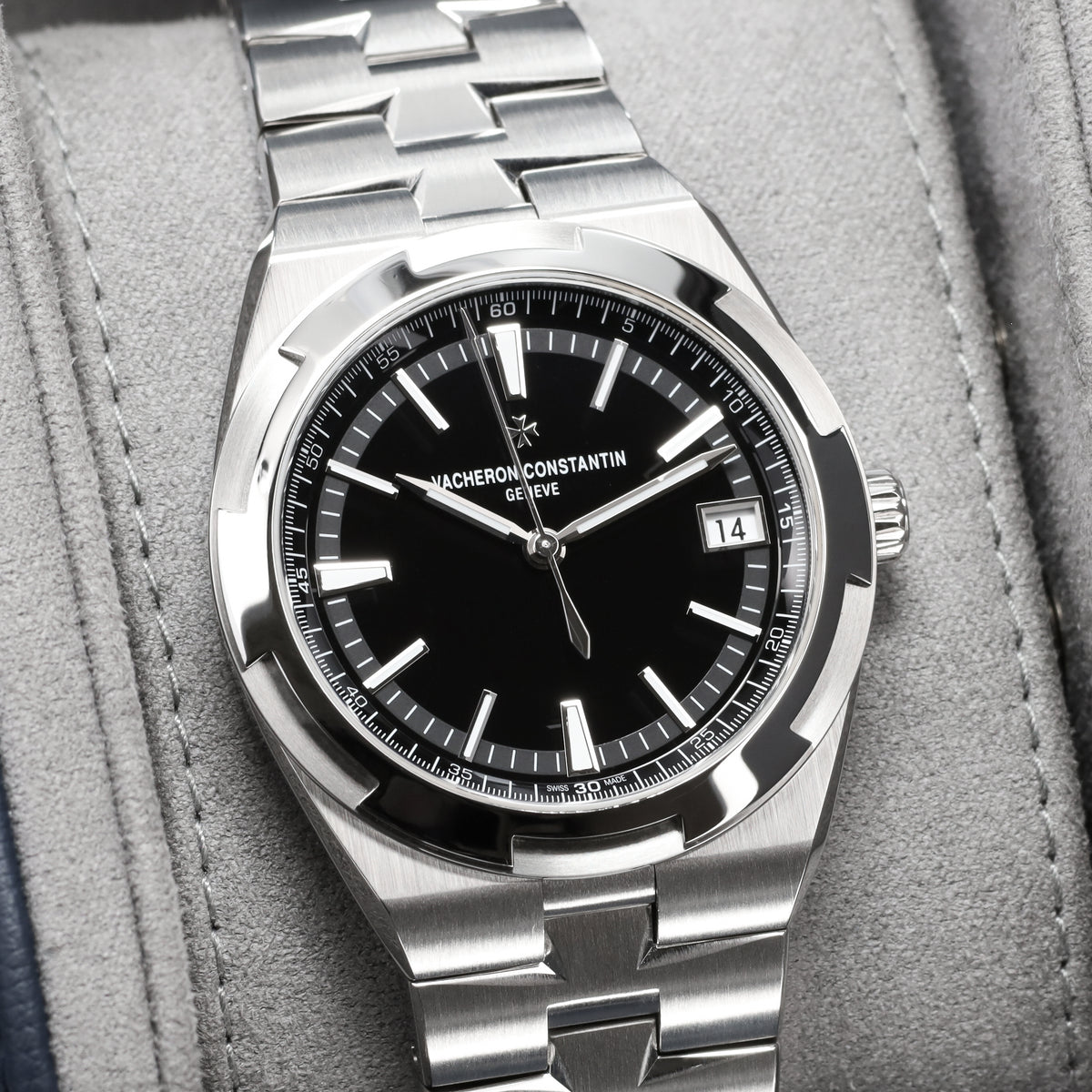 Vacheron Constantin Overseas 2025 Complete 41mm Stainless Steel Black Dial Stainless Steel Six-Sided Bezel Stainless Steel Integrated Bracelet with Triple-Blade Folding Clasp 4520V/210A-B483