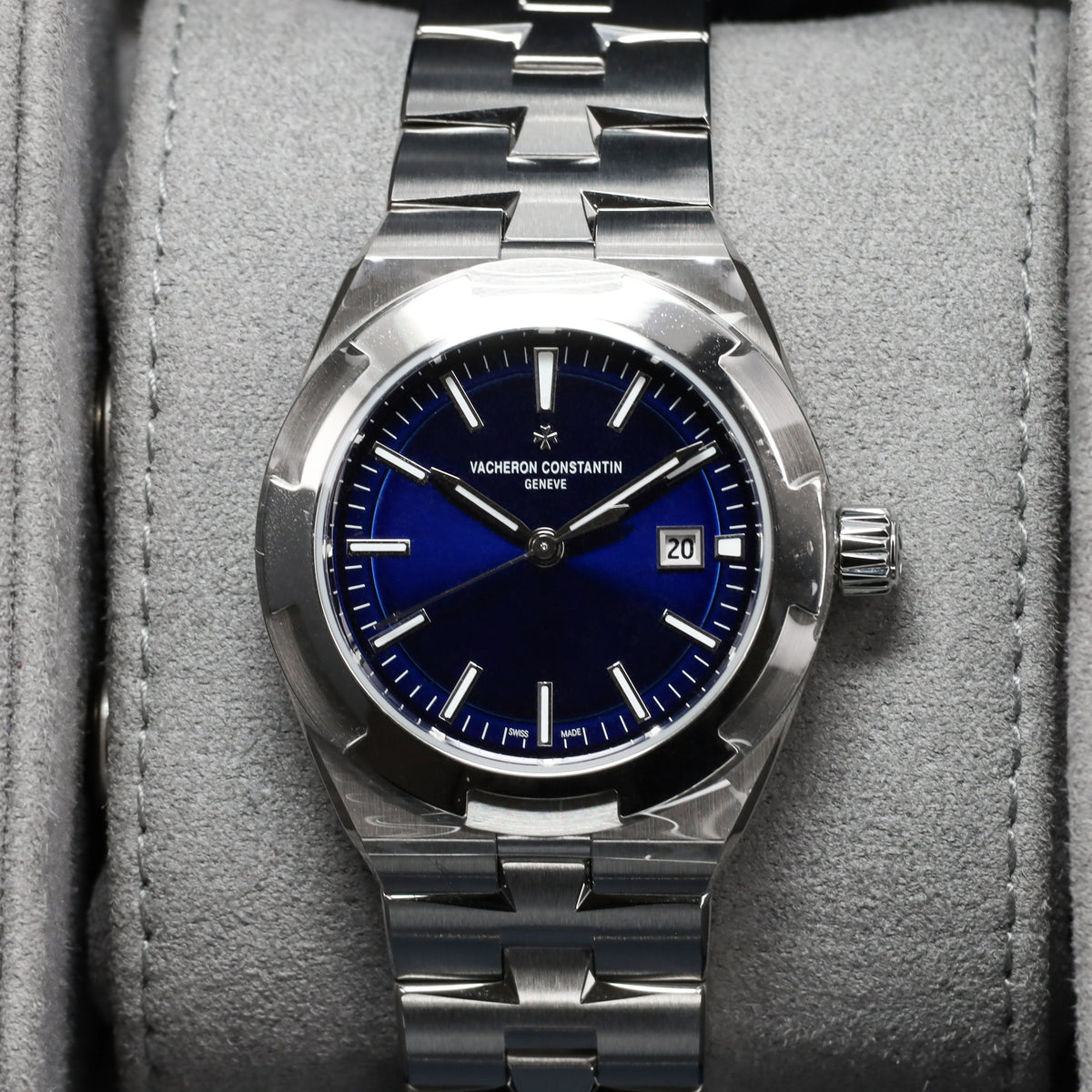 Vacheron Constantin Overseas 2026 Complete 34.5mm Stainless Steel Sunburst Blue Lacquered Dial Stainless Steel Maltese Cross-Inspired Bezel Integrated Stainless Steel Bracelet with Triple Folding Clasp 4600V