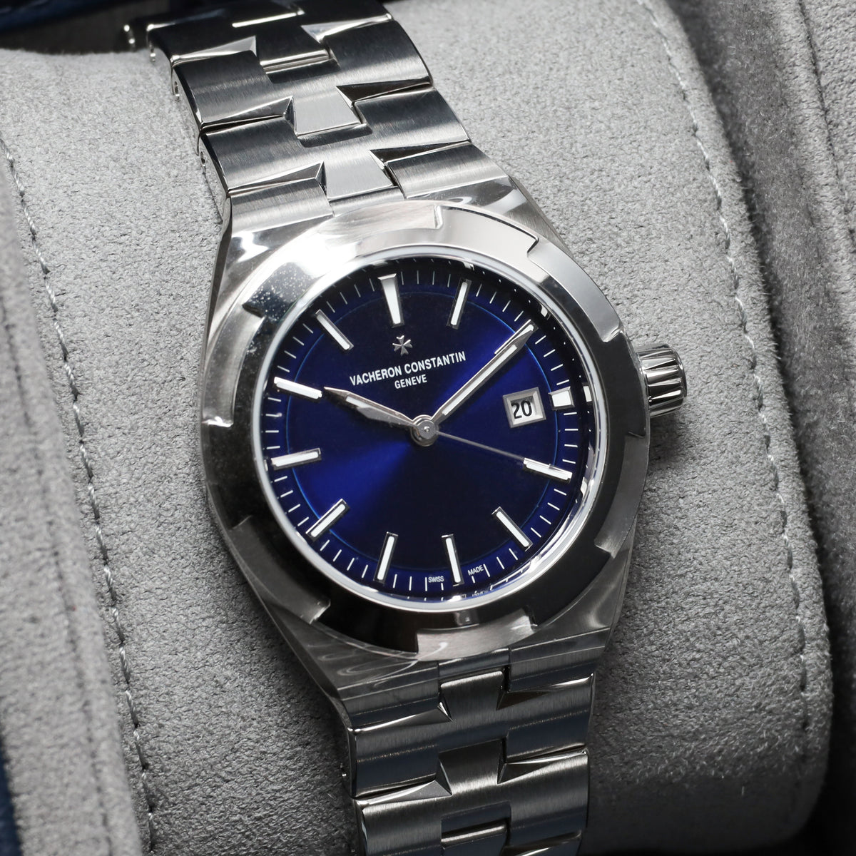 Vacheron Constantin Overseas 2026 Complete 34.5mm Stainless Steel Sunburst Blue Lacquered Dial Stainless Steel Maltese Cross-Inspired Bezel Integrated Stainless Steel Bracelet with Triple Folding Clasp 4600V