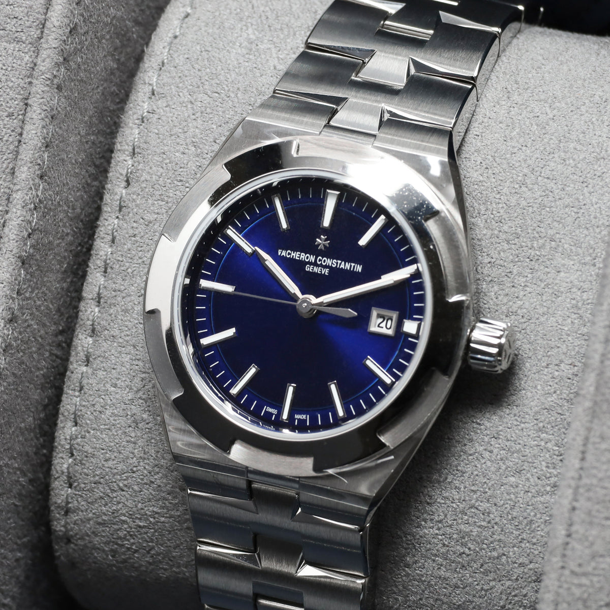 Vacheron Constantin Overseas 2026 Complete 34.5mm Stainless Steel Sunburst Blue Lacquered Dial Stainless Steel Maltese Cross-Inspired Bezel Integrated Stainless Steel Bracelet with Triple Folding Clasp 4600V