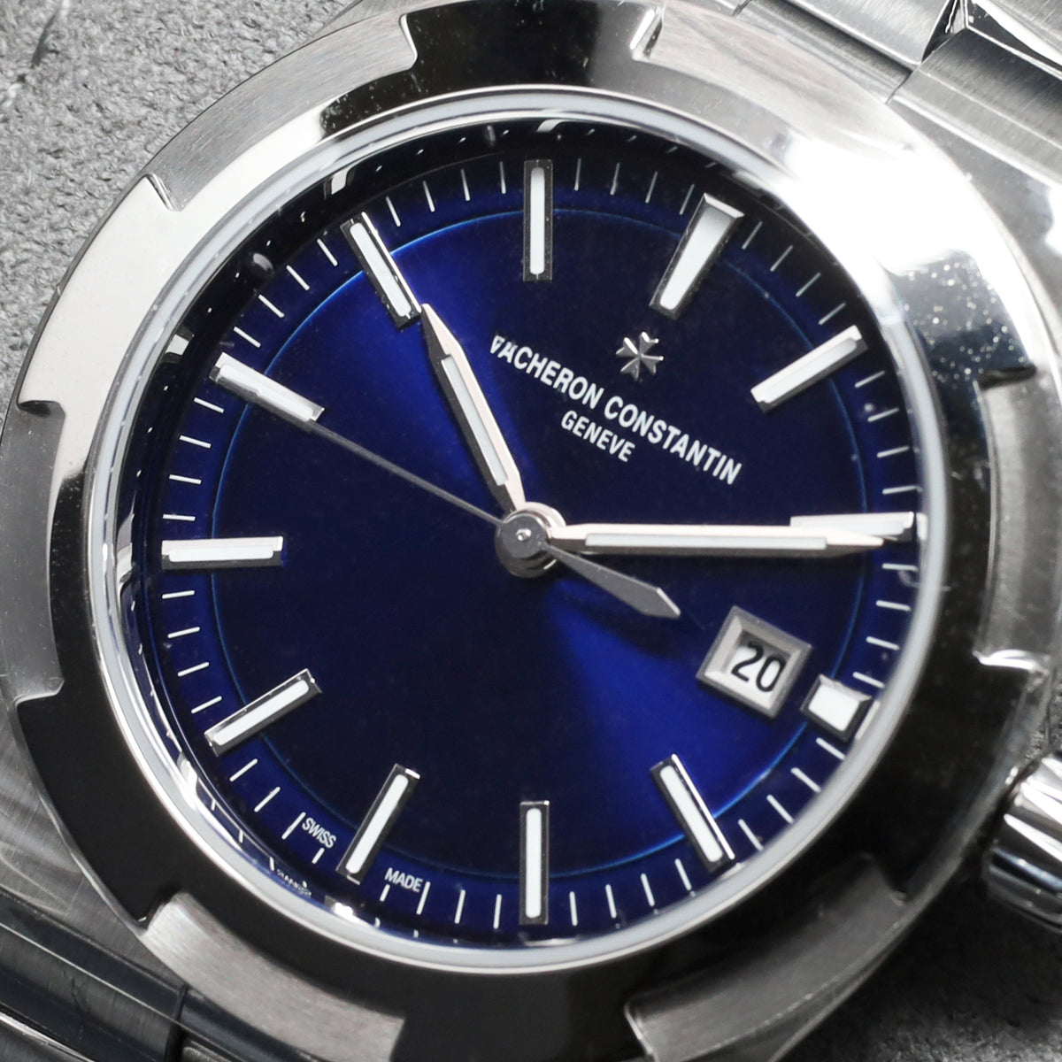 Vacheron Constantin Overseas 2026 Complete 34.5mm Stainless Steel Sunburst Blue Lacquered Dial Stainless Steel Maltese Cross-Inspired Bezel Integrated Stainless Steel Bracelet with Triple Folding Clasp 4600V