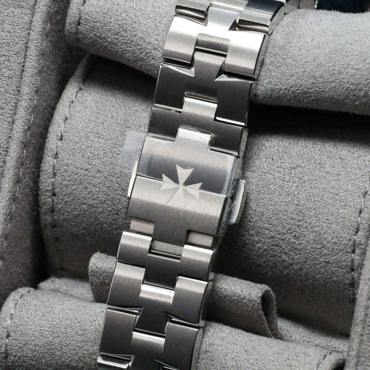 Vacheron Constantin Overseas 2026 Complete 34.5mm Stainless Steel Sunburst Blue Lacquered Dial Stainless Steel Maltese Cross-Inspired Bezel Integrated Stainless Steel Bracelet with Triple Folding Clasp 4600V