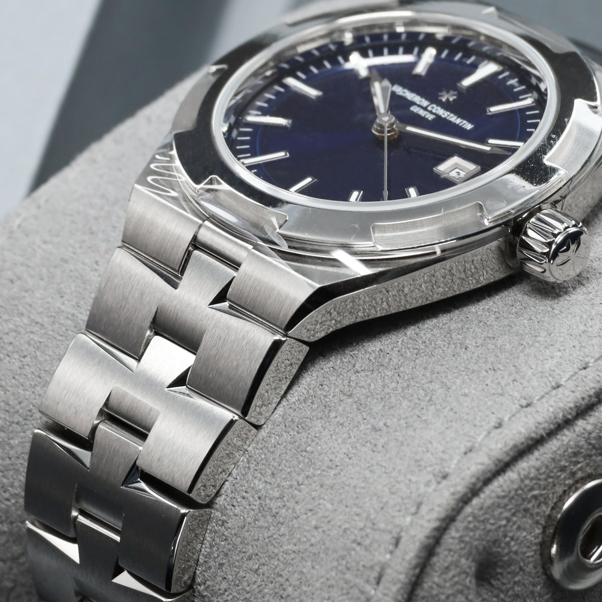 Vacheron Constantin Overseas 2026 Complete 34.5mm Stainless Steel Sunburst Blue Lacquered Dial Stainless Steel Maltese Cross-Inspired Bezel Integrated Stainless Steel Bracelet with Triple Folding Clasp 4600V
