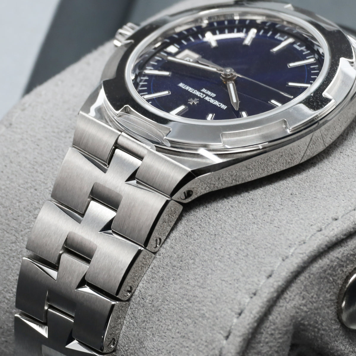 Vacheron Constantin Overseas 2026 Complete 34.5mm Stainless Steel Sunburst Blue Lacquered Dial Stainless Steel Maltese Cross-Inspired Bezel Integrated Stainless Steel Bracelet with Triple Folding Clasp 4600V