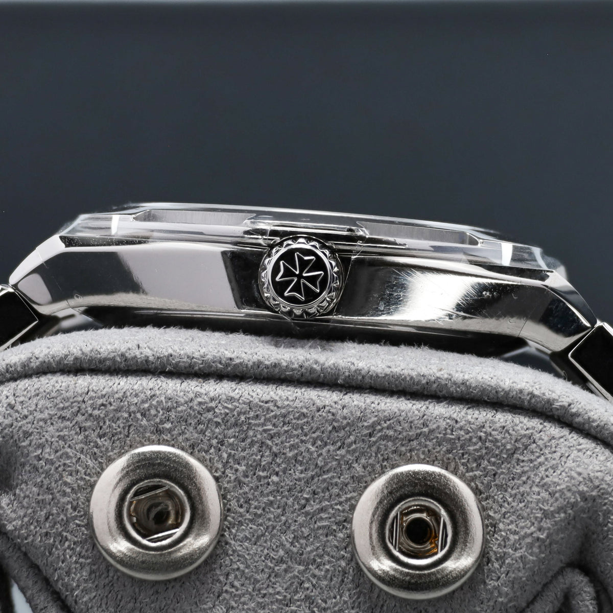 Vacheron Constantin Overseas 2026 Complete 34.5mm Stainless Steel Sunburst Blue Lacquered Dial Stainless Steel Maltese Cross-Inspired Bezel Integrated Stainless Steel Bracelet with Triple Folding Clasp 4600V