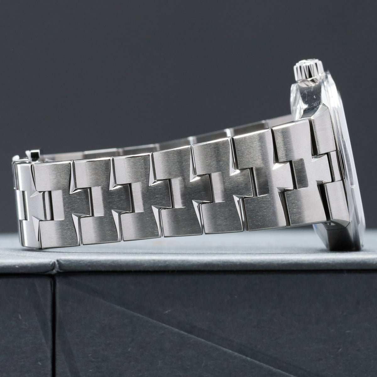 Vacheron Constantin Overseas 2026 Complete 34.5mm Stainless Steel Sunburst Blue Lacquered Dial Stainless Steel Maltese Cross-Inspired Bezel Integrated Stainless Steel Bracelet with Triple Folding Clasp 4600V