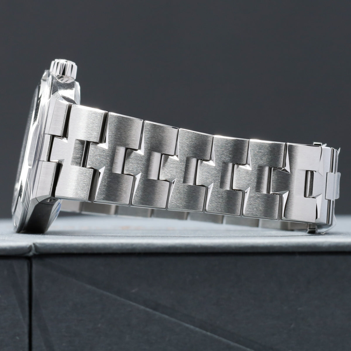 Vacheron Constantin Overseas 2026 Complete 34.5mm Stainless Steel Sunburst Blue Lacquered Dial Stainless Steel Maltese Cross-Inspired Bezel Integrated Stainless Steel Bracelet with Triple Folding Clasp 4600V