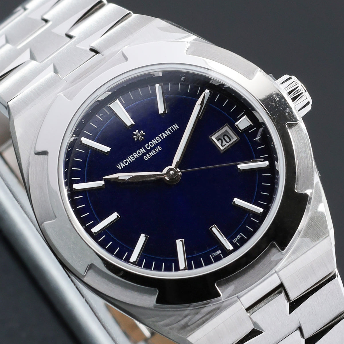 Vacheron Constantin Overseas 2026 Complete 34.5mm Stainless Steel Sunburst Blue Lacquered Dial Stainless Steel Maltese Cross-Inspired Bezel Integrated Stainless Steel Bracelet with Triple Folding Clasp 4600V