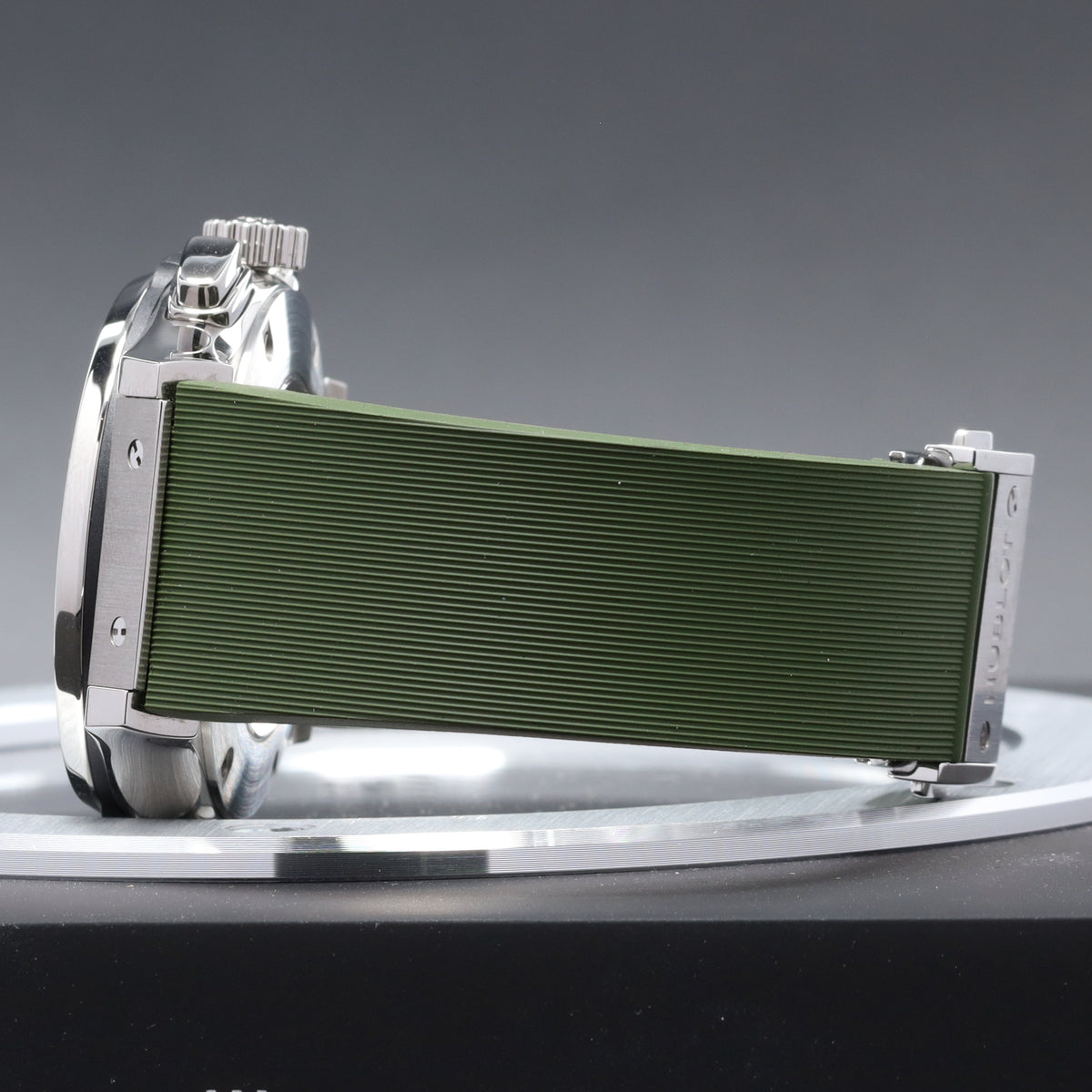 Hublot Classic Fusion 45mm Titanium Case Green Dial Titanium Bezel Leather/Rubber Strap 521.NX.8970.LR