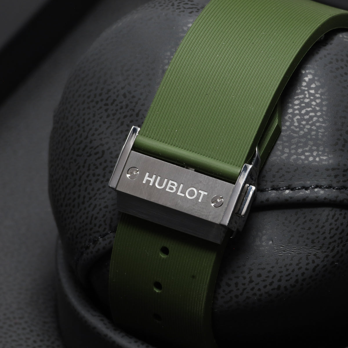 Hublot Classic Fusion 45mm Titanium Case Green Dial Titanium Bezel Leather/Rubber Strap 521.NX.8970.LR