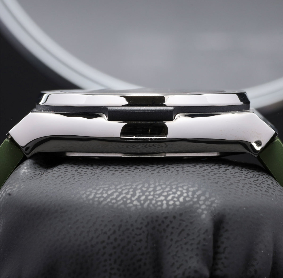 Hublot Classic Fusion 45mm Titanium Case Green Dial Titanium Bezel Leather/Rubber Strap 521.NX.8970.LR