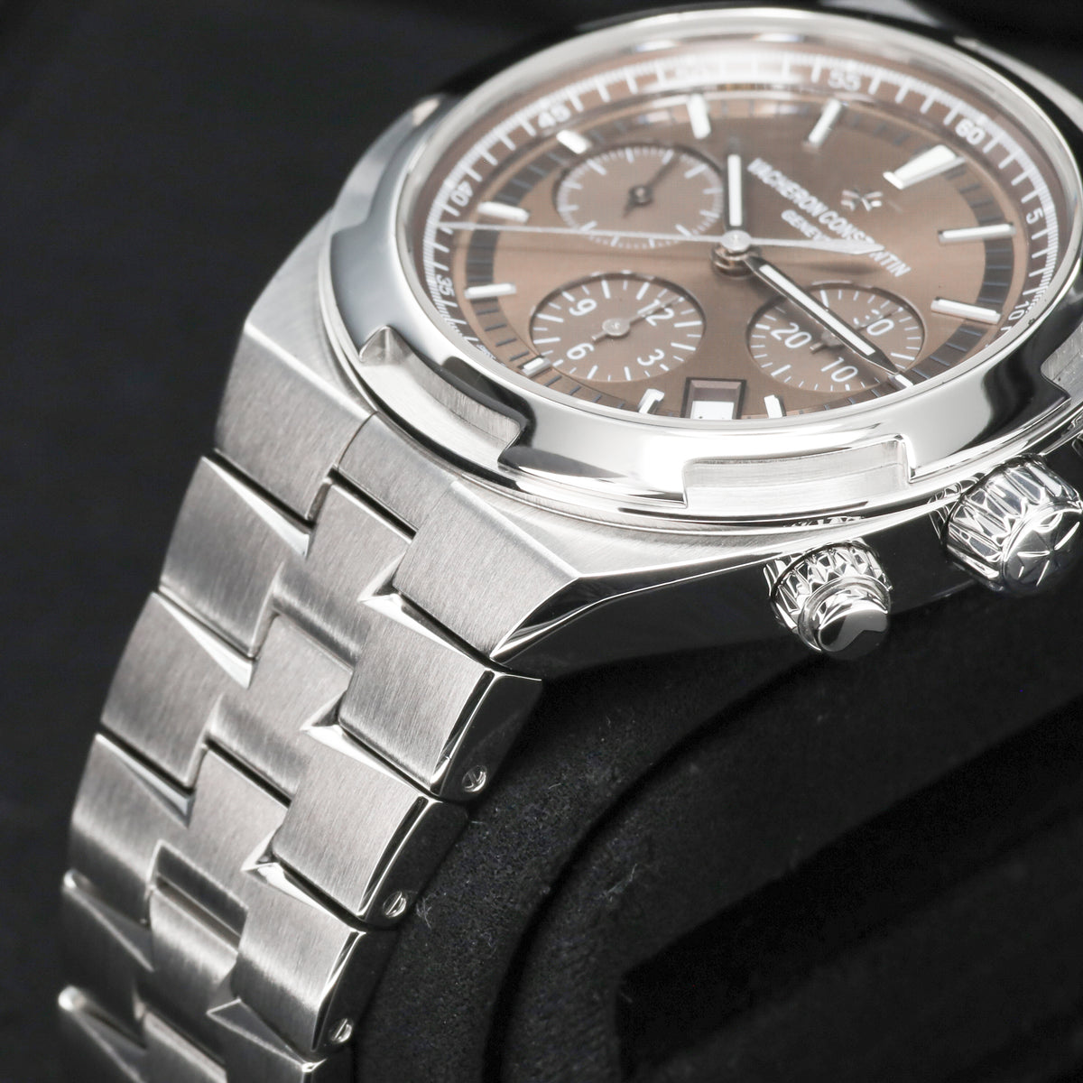 Vacheron Constantin Overseas 2017 Complete 42.5mm Stainless Steel Brown Dial Stainless Steel Six-Sided Bezel Stainless Steel Bracelet 5500V/110A