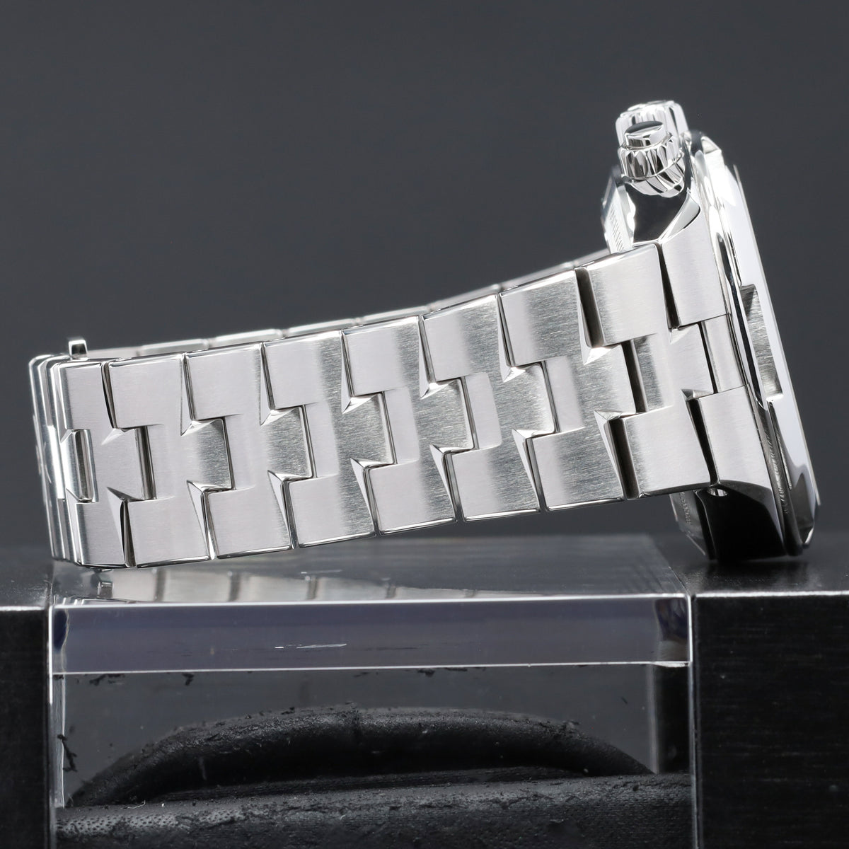 Vacheron Constantin Overseas 2017 Complete 42.5mm Stainless Steel Brown Dial Stainless Steel Six-Sided Bezel Stainless Steel Bracelet 5500V/110A