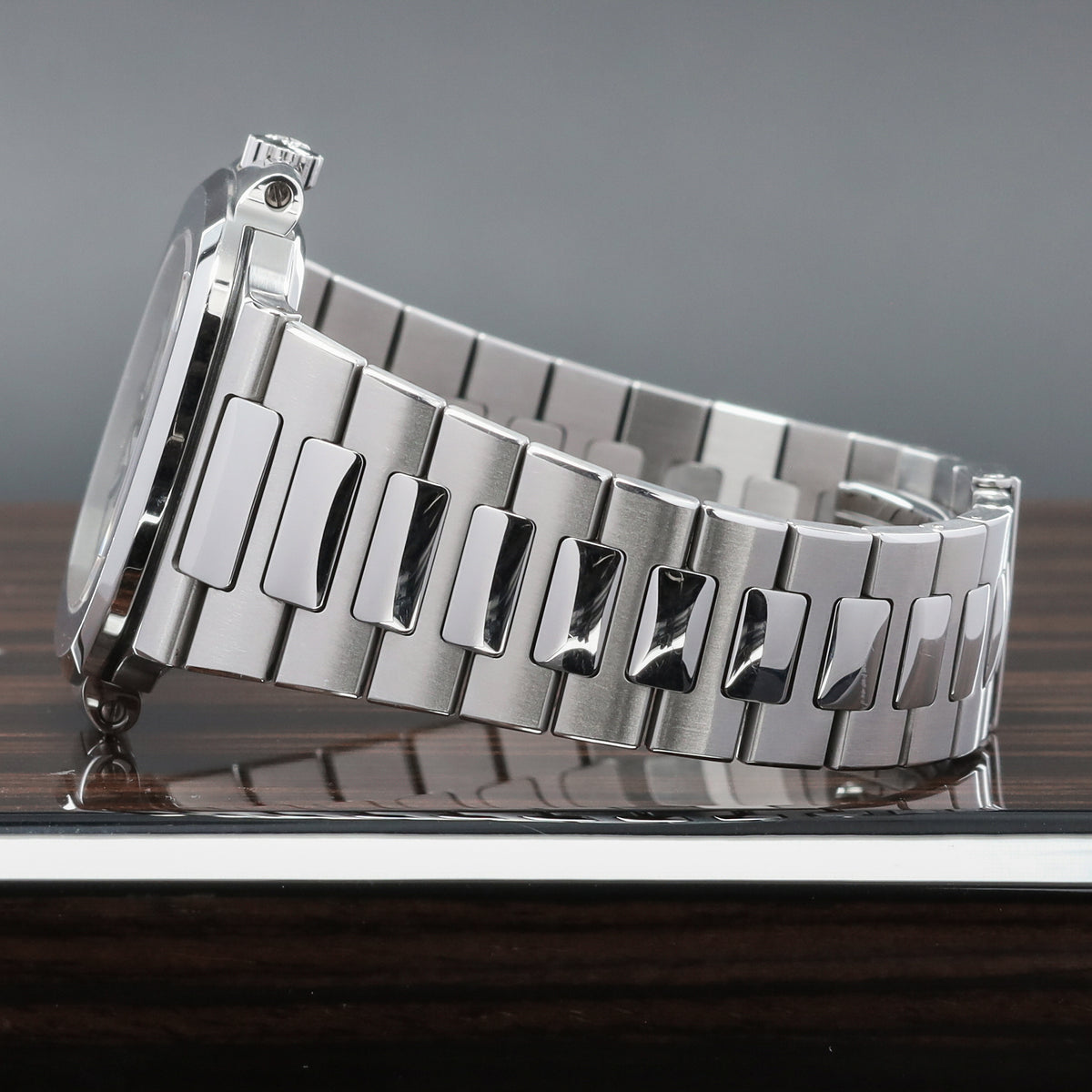 Patek Philippe Nautilus Complete 40mm Stainless Steel White Stainless Steel Bezel Stainless Steel Integrated Bracelet 5711