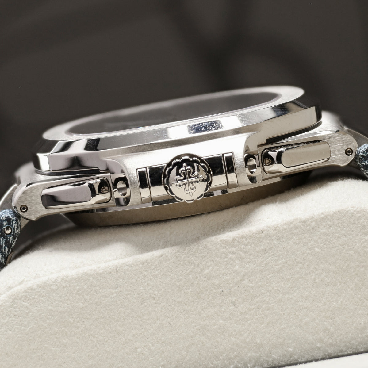 Patek Nautilus 2025 Complete 40.5mm 18k White Gold Blue Dial 18k White Gold Blue Strap 5980/60G