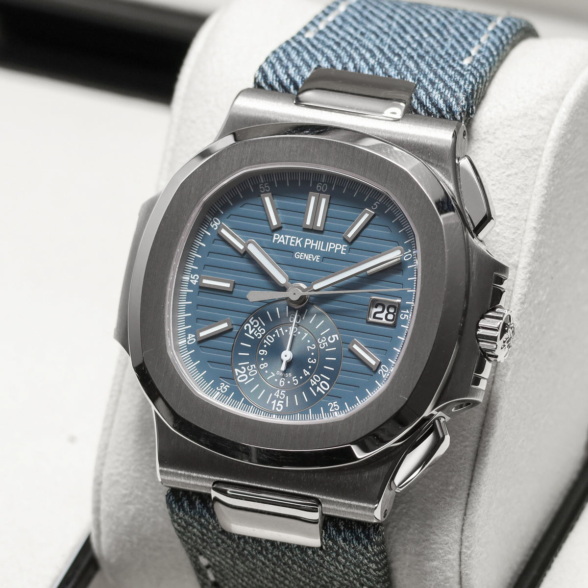 Patek Nautilus 2025 Complete 40.5mm 18k White Gold Blue Dial 18k White Gold Blue Strap 5980/60G