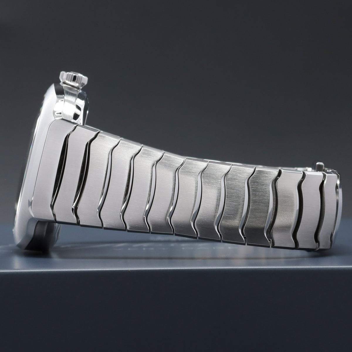 H Moser Streamliner 2025 Complete 40mm Stainless Steel Matrix Green Dial Stainless Steel Smooth Bezel Stainless Steel Integrated Bracelet with Folding Clasp  6201-1200
