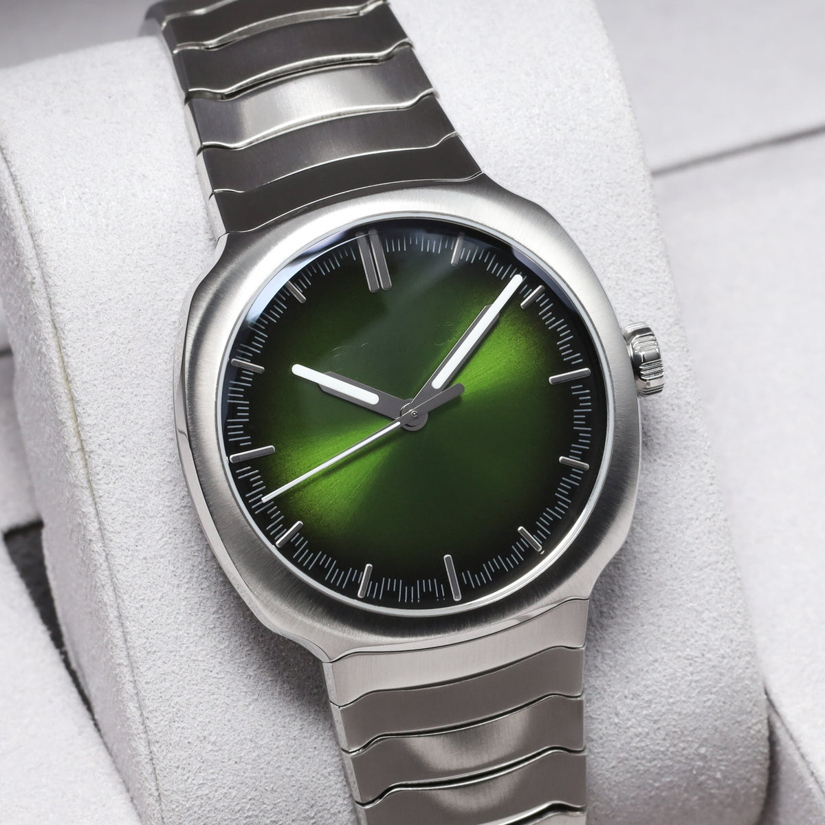 H Moser Streamliner 2025 Complete 40mm Stainless Steel Matrix Green Dial Stainless Steel Smooth Bezel Stainless Steel Integrated Bracelet with Folding Clasp  6201-1200