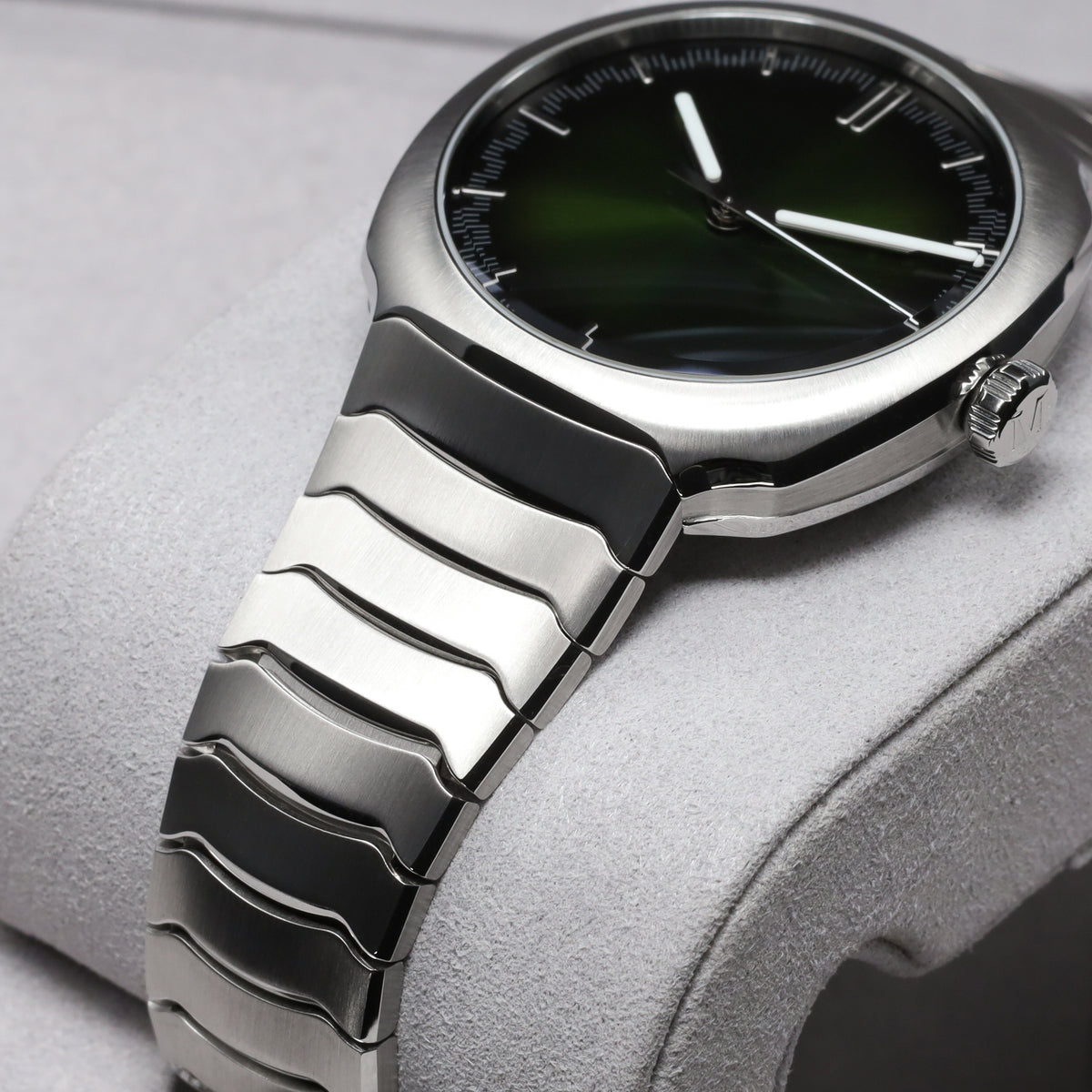 H Moser Streamliner 2025 Complete 40mm Stainless Steel Matrix Green Dial Stainless Steel Smooth Bezel Stainless Steel Integrated Bracelet with Folding Clasp  6201-1200
