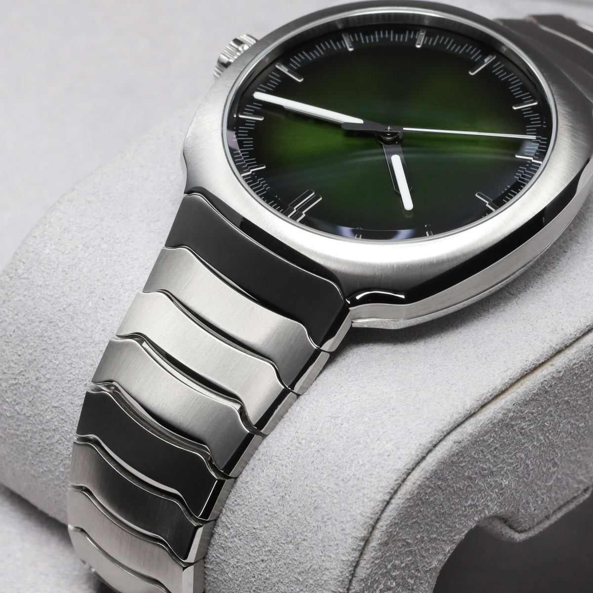 H Moser Streamliner 2025 Complete 40mm Stainless Steel Matrix Green Dial Stainless Steel Smooth Bezel Stainless Steel Integrated Bracelet with Folding Clasp  6201-1200