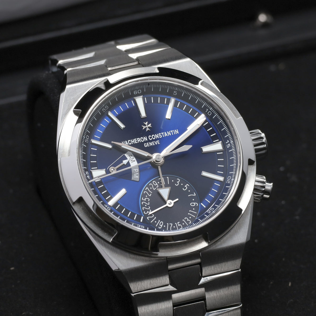 Vacheron Constantin Overseas 2021 Complete 41mm Stainless Steel Blue Dial Stainless Steel Bezel Stainless Steel Bracelet 7900V
