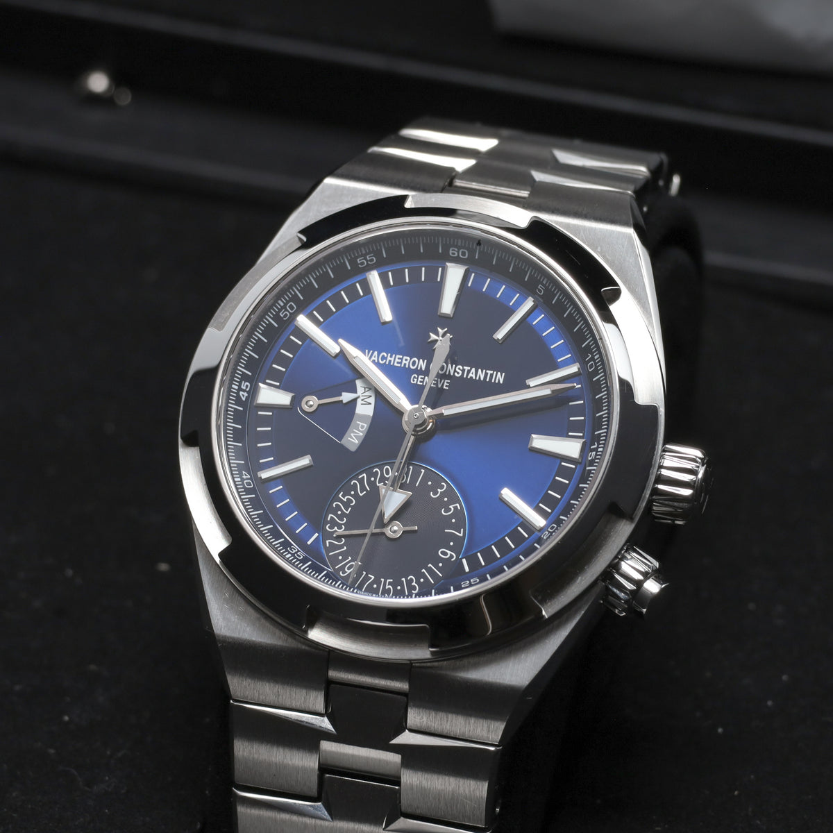 Vacheron Constantin Overseas 2021 Complete 41mm Stainless Steel Blue Dial Stainless Steel Bezel Stainless Steel Bracelet 7900V