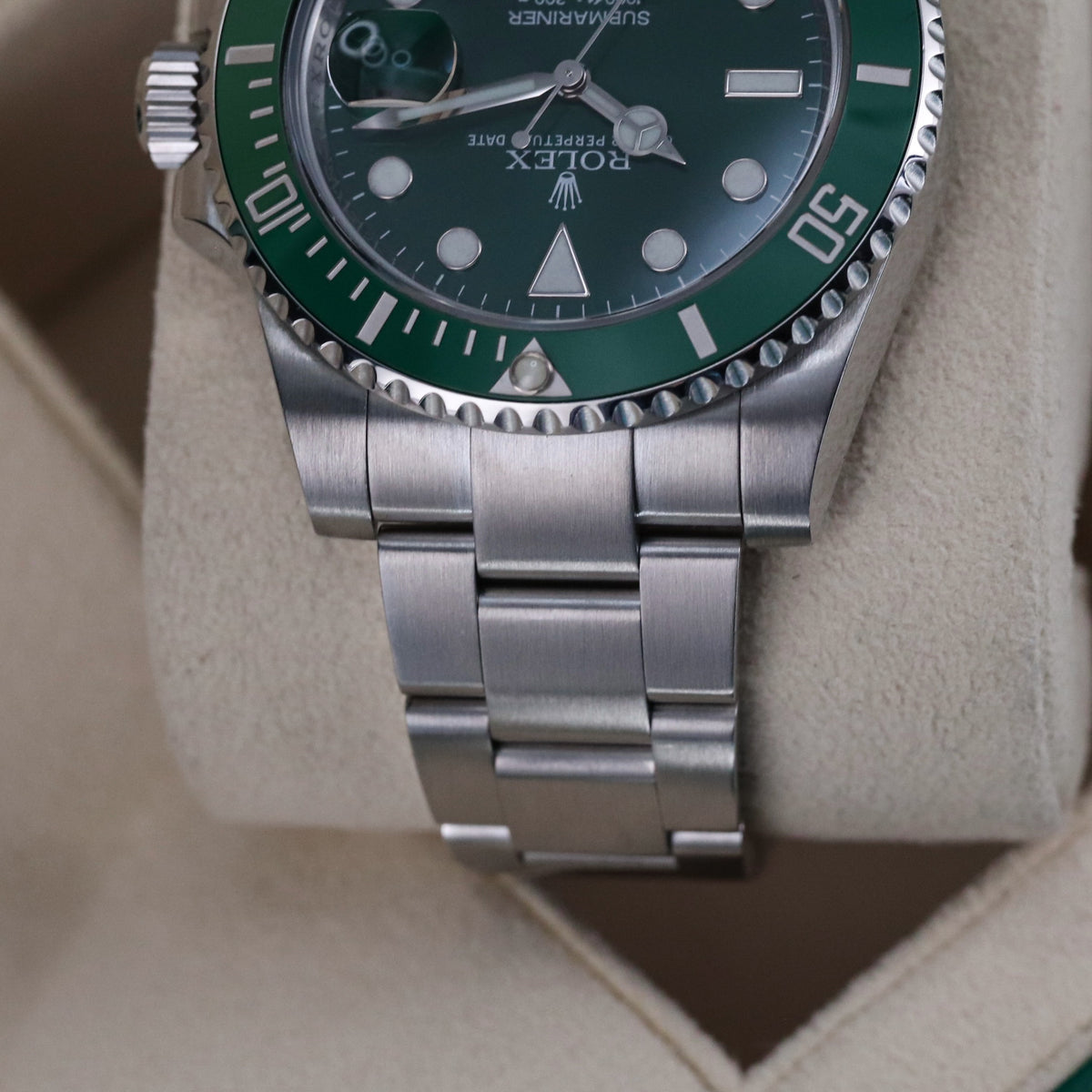Rolex Submariner Date Hulk Complete Set 40mm Green Dial Green Ceramic Bezel Steel Case Steel Oyster Rolex Submariner Date HULK [Complete Set Mint] 40mm Submariner Date Green Dial Steel 116610LV