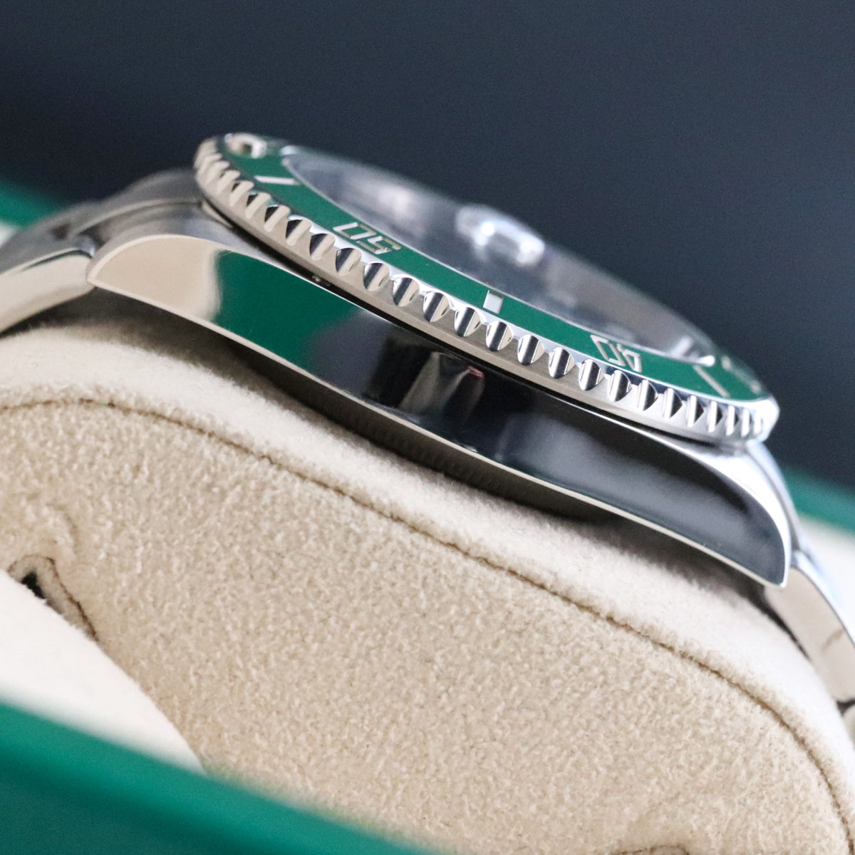 Rolex Submariner Date Hulk Complete Set 40mm Green Dial Green Ceramic Bezel Steel Case Steel Oyster Rolex Submariner Date HULK [Complete Set Mint] 40mm Submariner Date Green Dial Steel 116610LV